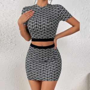ESlim-Fit Midriff-Baring Two-Piece Set – Trendy Crop Top & High-Waist Skirt Outfit